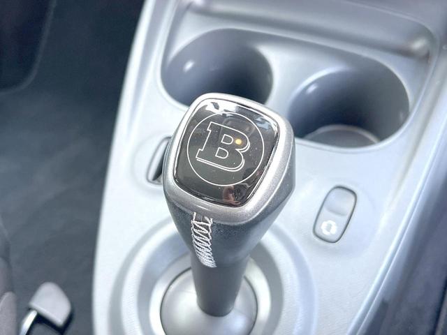 スマートフォーフォー ＢＲＡＢＵＳ　エクスクルーシブ　パノラミックルーフ　黒革シート　衝突被害軽減システム　Ｐａｎａｓｏｎｉｃ製ポータブルナビ　バックカメラ　レーンキープ　クルコン　シートヒーター　Ｂｌｕｅｔｏｏｔｈ接続　純正１７インチＡＷ　ＥＴＣ　禁煙（40枚目）