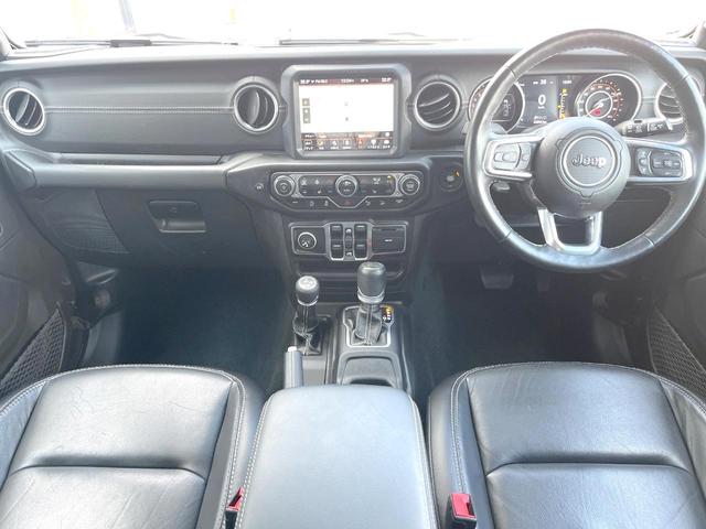 ジープ・ラングラーアンリミテッド サハラ　黒革シート　シートヒーター　ＡｐｐｌｅＣａｒＰｌａｙ　純正ナビＴＶ　バックカメラ　アダプティブクルーズ　ブラインドスポットモニター　ＬＥＤヘッドランプ　ＡＬＰＩＮＥ製９スピーカー　ＥＴＣ　禁煙（2枚目）