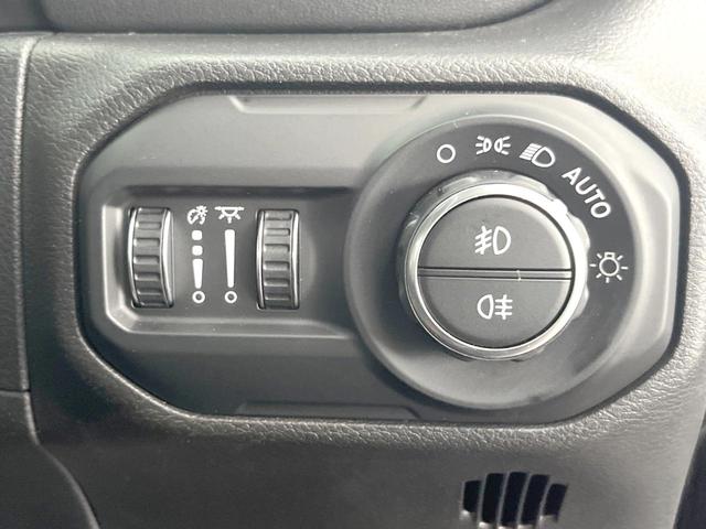 ジープ・ラングラーアンリミテッド サハラ　黒革　ＡｐｐｌｅＣａｒＰｌａｙ　純正ナビＴＶ　バックカメラ　アダプティブクルーズコントロール　シートヒーター　ステアリングヒーター　純正１８インチＡＷ　ＬＥＤヘッドランプ　ＥＴＣ　禁煙車（50枚目）
