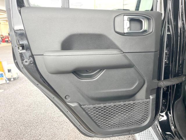 ジープ・ラングラーアンリミテッド サハラ　黒革　ＡｐｐｌｅＣａｒＰｌａｙ　純正ナビＴＶ　バックカメラ　アダプティブクルーズコントロール　シートヒーター　ステアリングヒーター　純正１８インチＡＷ　ＬＥＤヘッドランプ　ＥＴＣ　禁煙車（67枚目）