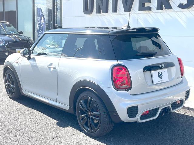 ＭＩＮＩ ジョンクーパーワークス　３ドア　純正ナビ　地デジＴＶ　リアビューカメラ　ヘッドアップディスプレイ　オートクルーズコントロール　パドルシフト　ＬＥＤヘッドランプ　ジョンクーパーワークスエアロダイナミックキット　ＥＴＣ　禁煙車（22枚目）