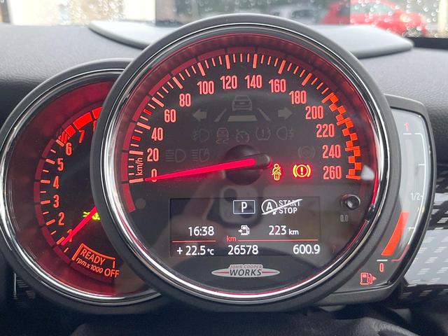 ＭＩＮＩ ジョンクーパーワークス　３ドア　純正ナビ　地デジＴＶ　リアビューカメラ　ヘッドアップディスプレイ　オートクルーズコントロール　パドルシフト　ＬＥＤヘッドランプ　ジョンクーパーワークスエアロダイナミックキット　ＥＴＣ　禁煙車（25枚目）