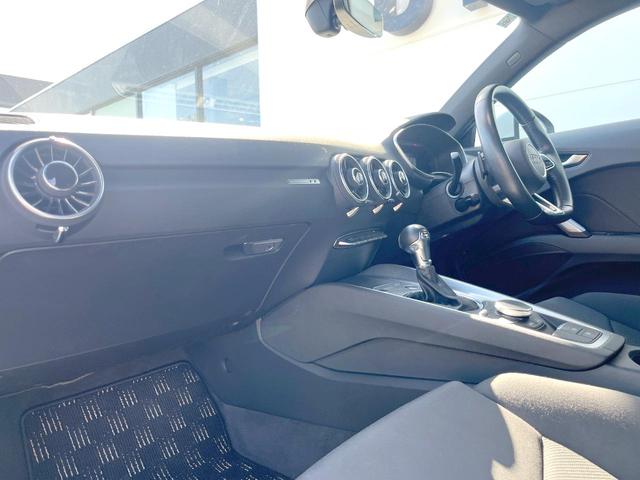 ＴＴクーペ １．８ＴＦＳＩ　１ｓｔエディション　特別仕様車　純正ナビＴＶ　バーチャルコックピット　アシスタンスＰＫＧ　クルーズコントロール　純正１８インチ１０本スポークＡＷ　ＬＥＤヘッド　ダイナミックインジケーター　フロントエアロバンパー　ＥＴＣ（9枚目）