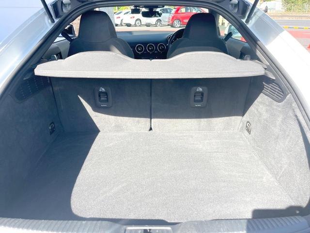 ＴＴクーペ １．８ＴＦＳＩ　１ｓｔエディション　特別仕様車　純正ナビＴＶ　バーチャルコックピット　アシスタンスＰＫＧ　クルーズコントロール　純正１８インチ１０本スポークＡＷ　ＬＥＤヘッド　ダイナミックインジケーター　フロントエアロバンパー　ＥＴＣ（12枚目）