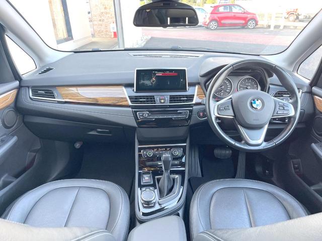 ２シリーズ ２１８ｉアクティブツアラー　ラグジュアリー　パーキングサポートＰＫＧ　コンフォートＰＫＧ　ＯＰ１７インチアルミホイール　黒革シート　パワーシート　シートヒーター　純正ナビ　リアビューカメラ　パワーバックドア　コンフォートアクセス　ＥＴＣ（2枚目）