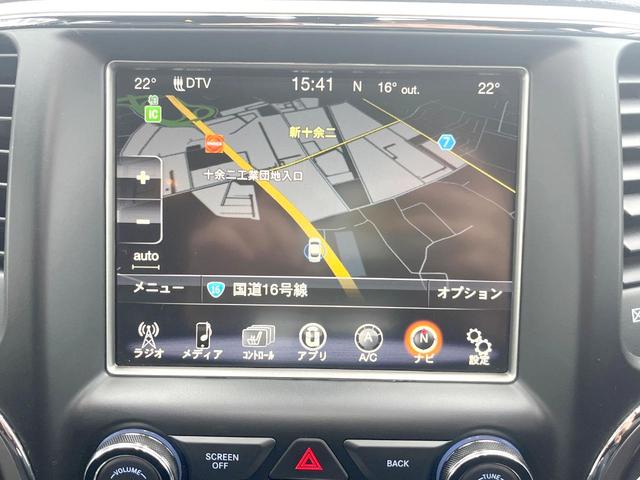 ジープ・グランドチェロキー トレイルホーク 特別仕様車 アダプティブクルコン ベンチレーション 前席シートヒーター ステアリングヒーター パワーシート 電動リアゲート 純正HDDナビ リアカメラ HIDヘッド 純正18インチAW ETC 禁煙車(4枚目)