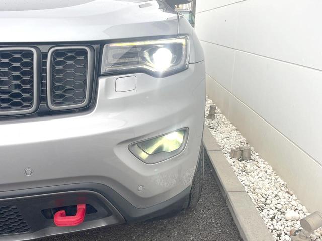 ジープ・グランドチェロキー トレイルホーク 特別仕様車 アダプティブクルコン ベンチレーション 前席シートヒーター ステアリングヒーター パワーシート 電動リアゲート 純正HDDナビ リアカメラ HIDヘッド 純正18インチAW ETC 禁煙車(13枚目)