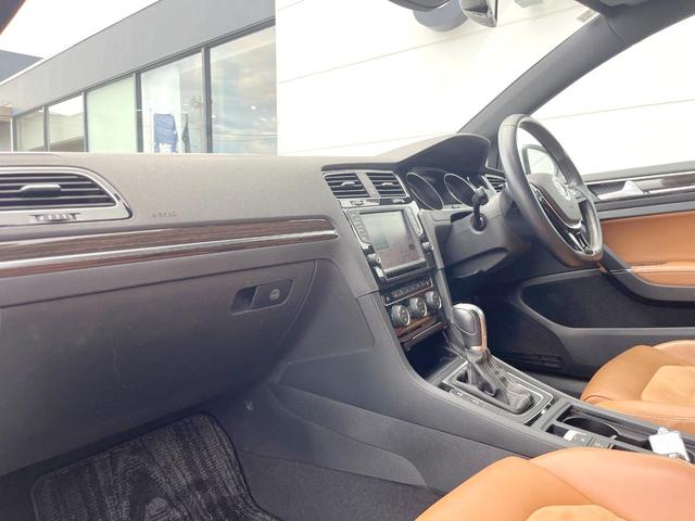 ゴルフ ミラノエディション　２０１６ＭＹ　５００台限定車　ＤｉｓｃｏｖｅｒＰｒｏ　ブラウンアルカンターラ・ナッパ革コンビシート　バックカメラ　アダプティブクルーズコントロール　シートヒーター　木目調インパネ　ＨＩＤヘッド　禁煙車（27枚目）