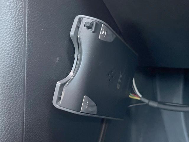 ザ・ビートル デザイン　クラリオン製ナビＴＶ　ＨＩＤヘッドランプ　クルーズコントロール　純正１６インチＡＷ　ＣＤ／ＤＶＤ　Ｂｌｕｅｔｏｏｔｈ再生　革巻きステアリングホイール　ブラックファブリックシート　ＥＴＣ　禁煙車（4枚目）