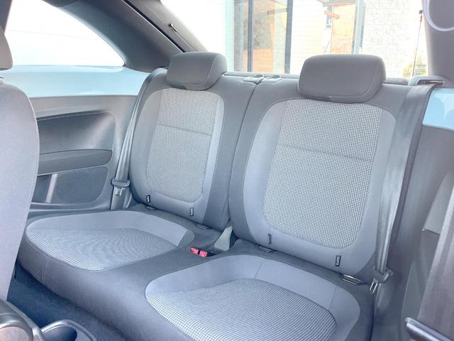 ザ・ビートル デザイン　クラリオン製ナビＴＶ　ＨＩＤヘッドランプ　クルーズコントロール　純正１６インチＡＷ　ＣＤ／ＤＶＤ　Ｂｌｕｅｔｏｏｔｈ再生　革巻きステアリングホイール　ブラックファブリックシート　ＥＴＣ　禁煙車（9枚目）