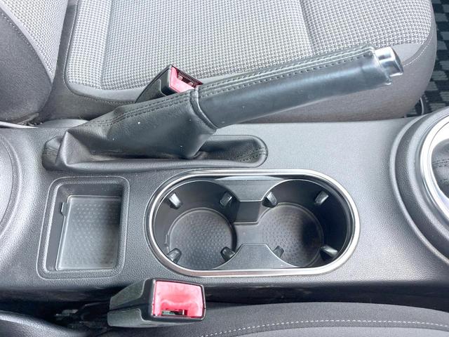 ザ・ビートル デザイン　クラリオン製ナビＴＶ　ＨＩＤヘッドランプ　クルーズコントロール　純正１６インチＡＷ　ＣＤ／ＤＶＤ　Ｂｌｕｅｔｏｏｔｈ再生　革巻きステアリングホイール　ブラックファブリックシート　ＥＴＣ　禁煙車（27枚目）