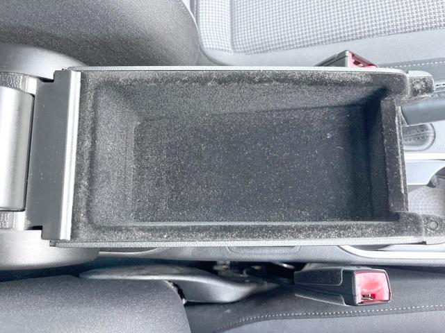 ザ・ビートル デザイン　クラリオン製ナビＴＶ　ＨＩＤヘッドランプ　クルーズコントロール　純正１６インチＡＷ　ＣＤ／ＤＶＤ　Ｂｌｕｅｔｏｏｔｈ再生　革巻きステアリングホイール　ブラックファブリックシート　ＥＴＣ　禁煙車（28枚目）