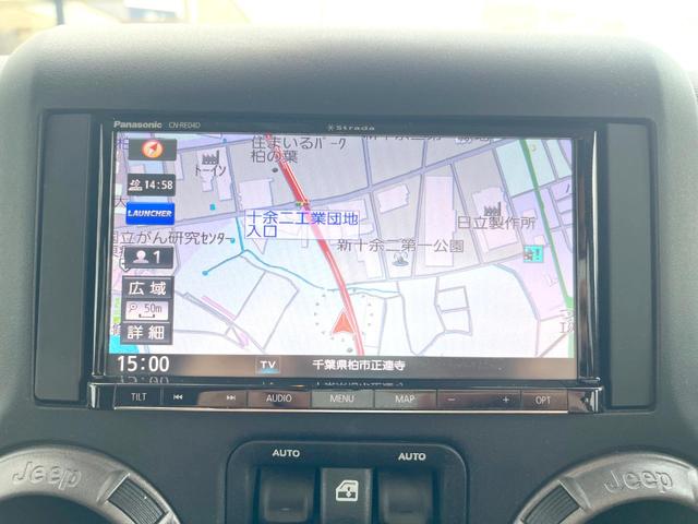 ジープ・ラングラーアンリミテッド スポーツ　Ｐａｎａｓｏｎｉｃ製ナビ　バックカメラ　クルーズコントロール　サイドカメラ　オートエアコン　純正１８インチアルミホイール　ブラックハードトップ　サイドステップ　ＥＴＣ　禁煙車（4枚目）