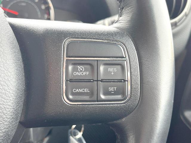 ジープ・ラングラーアンリミテッド スポーツ　Ｐａｎａｓｏｎｉｃ製ナビ　バックカメラ　クルーズコントロール　サイドカメラ　オートエアコン　純正１８インチアルミホイール　ブラックハードトップ　サイドステップ　ＥＴＣ　禁煙車（7枚目）