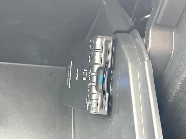 ジープ・ラングラーアンリミテッド スポーツ　Ｐａｎａｓｏｎｉｃ製ナビ　バックカメラ　クルーズコントロール　サイドカメラ　オートエアコン　純正１８インチアルミホイール　ブラックハードトップ　サイドステップ　ＥＴＣ　禁煙車（8枚目）