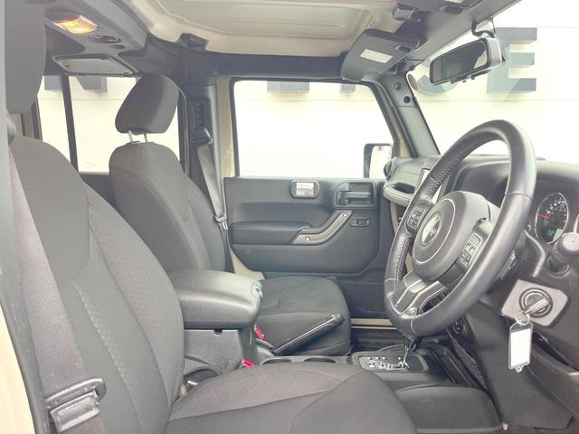 ジープ・ラングラーアンリミテッド スポーツ　Ｐａｎａｓｏｎｉｃ製ナビ　バックカメラ　クルーズコントロール　サイドカメラ　オートエアコン　純正１８インチアルミホイール　ブラックハードトップ　サイドステップ　ＥＴＣ　禁煙車（9枚目）