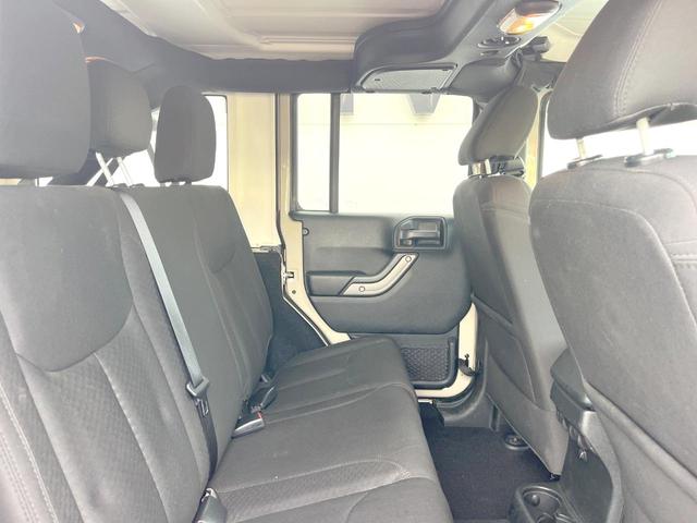 ジープ・ラングラーアンリミテッド スポーツ　Ｐａｎａｓｏｎｉｃ製ナビ　バックカメラ　クルーズコントロール　サイドカメラ　オートエアコン　純正１８インチアルミホイール　ブラックハードトップ　サイドステップ　ＥＴＣ　禁煙車（10枚目）