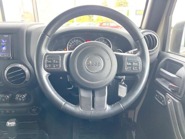 ジープ・ラングラーアンリミテッド スポーツ　Ｐａｎａｓｏｎｉｃ製ナビ　バックカメラ　クルーズコントロール　サイドカメラ　オートエアコン　純正１８インチアルミホイール　ブラックハードトップ　サイドステップ　ＥＴＣ　禁煙車（11枚目）