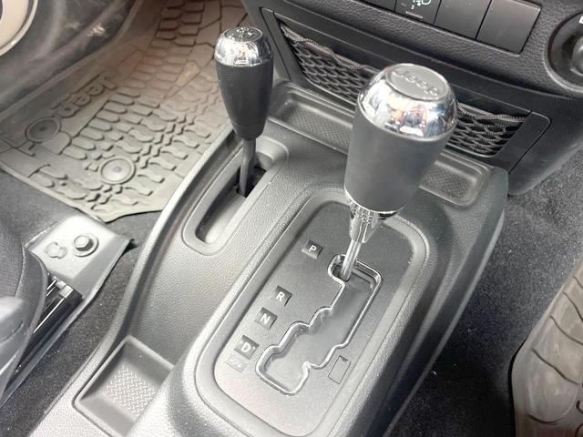 ジープ・ラングラーアンリミテッド スポーツ　Ｐａｎａｓｏｎｉｃ製ナビ　バックカメラ　クルーズコントロール　サイドカメラ　オートエアコン　純正１８インチアルミホイール　ブラックハードトップ　サイドステップ　ＥＴＣ　禁煙車（12枚目）