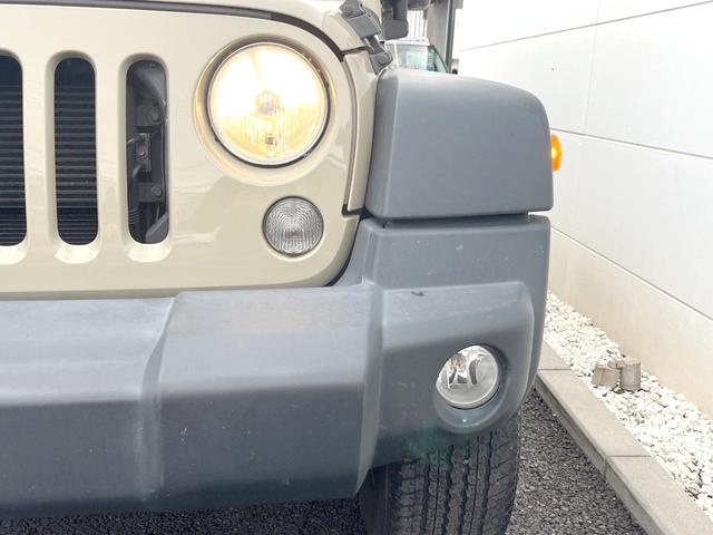 ジープ・ラングラーアンリミテッド スポーツ　Ｐａｎａｓｏｎｉｃ製ナビ　バックカメラ　クルーズコントロール　サイドカメラ　オートエアコン　純正１８インチアルミホイール　ブラックハードトップ　サイドステップ　ＥＴＣ　禁煙車（14枚目）