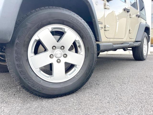 ジープ・ラングラーアンリミテッド スポーツ　Ｐａｎａｓｏｎｉｃ製ナビ　バックカメラ　クルーズコントロール　サイドカメラ　オートエアコン　純正１８インチアルミホイール　ブラックハードトップ　サイドステップ　ＥＴＣ　禁煙車（15枚目）