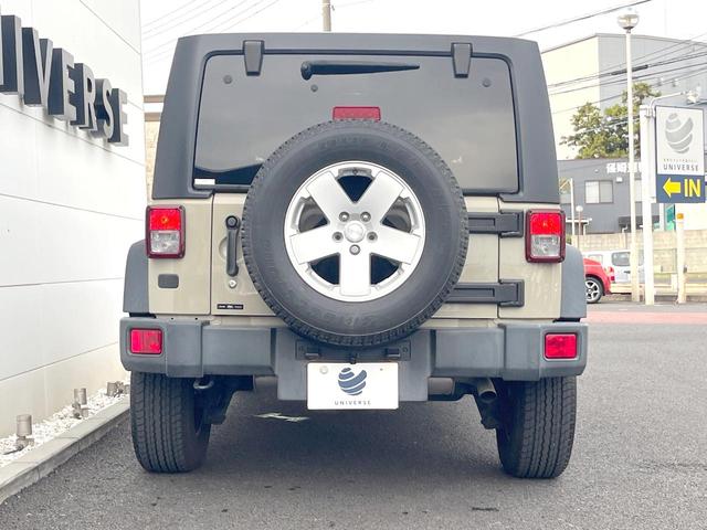 ジープ・ラングラーアンリミテッド スポーツ　Ｐａｎａｓｏｎｉｃ製ナビ　バックカメラ　クルーズコントロール　サイドカメラ　オートエアコン　純正１８インチアルミホイール　ブラックハードトップ　サイドステップ　ＥＴＣ　禁煙車（17枚目）