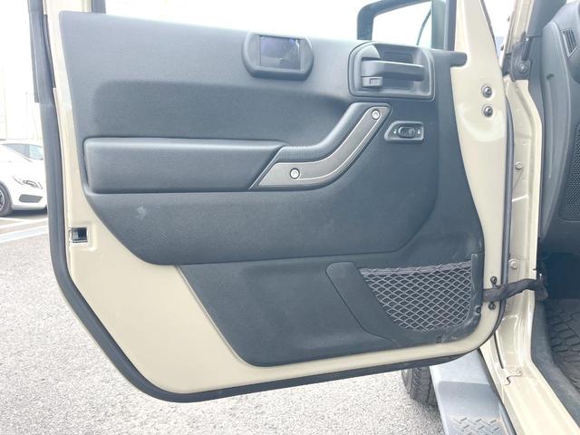 ジープ・ラングラーアンリミテッド スポーツ　Ｐａｎａｓｏｎｉｃ製ナビ　バックカメラ　クルーズコントロール　サイドカメラ　オートエアコン　純正１８インチアルミホイール　ブラックハードトップ　サイドステップ　ＥＴＣ　禁煙車（28枚目）