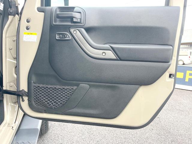 ジープ・ラングラーアンリミテッド スポーツ　Ｐａｎａｓｏｎｉｃ製ナビ　バックカメラ　クルーズコントロール　サイドカメラ　オートエアコン　純正１８インチアルミホイール　ブラックハードトップ　サイドステップ　ＥＴＣ　禁煙車（29枚目）