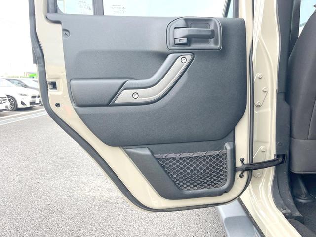 ジープ・ラングラーアンリミテッド スポーツ　Ｐａｎａｓｏｎｉｃ製ナビ　バックカメラ　クルーズコントロール　サイドカメラ　オートエアコン　純正１８インチアルミホイール　ブラックハードトップ　サイドステップ　ＥＴＣ　禁煙車（30枚目）