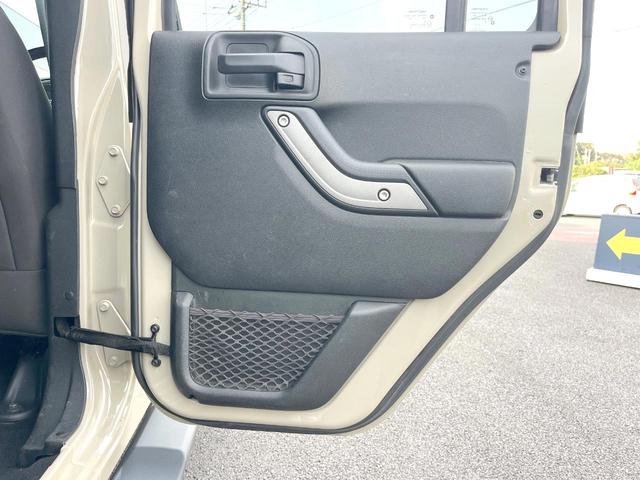 ジープ・ラングラーアンリミテッド スポーツ　Ｐａｎａｓｏｎｉｃ製ナビ　バックカメラ　クルーズコントロール　サイドカメラ　オートエアコン　純正１８インチアルミホイール　ブラックハードトップ　サイドステップ　ＥＴＣ　禁煙車（31枚目）