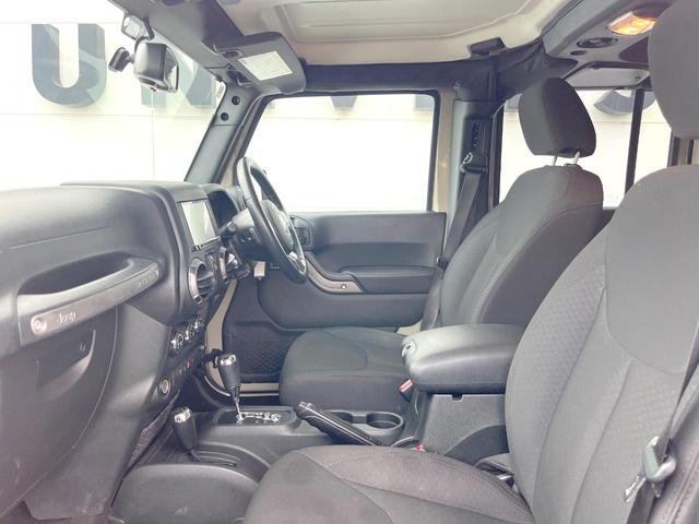 ジープ・ラングラーアンリミテッド スポーツ　Ｐａｎａｓｏｎｉｃ製ナビ　バックカメラ　クルーズコントロール　サイドカメラ　オートエアコン　純正１８インチアルミホイール　ブラックハードトップ　サイドステップ　ＥＴＣ　禁煙車（32枚目）