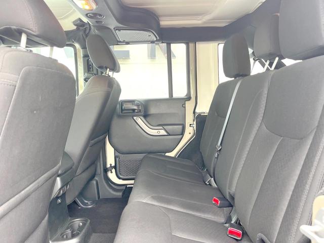 ジープ・ラングラーアンリミテッド スポーツ　Ｐａｎａｓｏｎｉｃ製ナビ　バックカメラ　クルーズコントロール　サイドカメラ　オートエアコン　純正１８インチアルミホイール　ブラックハードトップ　サイドステップ　ＥＴＣ　禁煙車（33枚目）