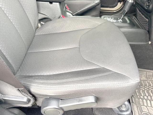 ジープ・ラングラーアンリミテッド スポーツ　Ｐａｎａｓｏｎｉｃ製ナビ　バックカメラ　クルーズコントロール　サイドカメラ　オートエアコン　純正１８インチアルミホイール　ブラックハードトップ　サイドステップ　ＥＴＣ　禁煙車（34枚目）