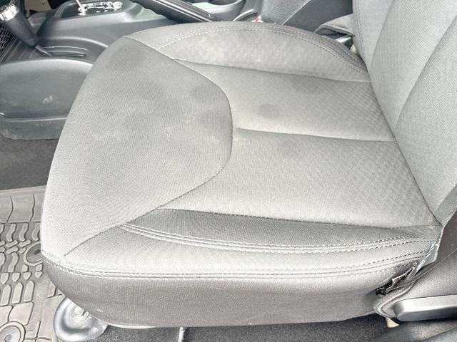 ジープ・ラングラーアンリミテッド スポーツ　Ｐａｎａｓｏｎｉｃ製ナビ　バックカメラ　クルーズコントロール　サイドカメラ　オートエアコン　純正１８インチアルミホイール　ブラックハードトップ　サイドステップ　ＥＴＣ　禁煙車（35枚目）