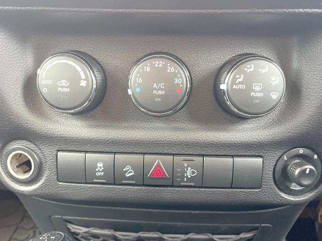 ジープ・ラングラーアンリミテッド スポーツ　Ｐａｎａｓｏｎｉｃ製ナビ　バックカメラ　クルーズコントロール　サイドカメラ　オートエアコン　純正１８インチアルミホイール　ブラックハードトップ　サイドステップ　ＥＴＣ　禁煙車（43枚目）