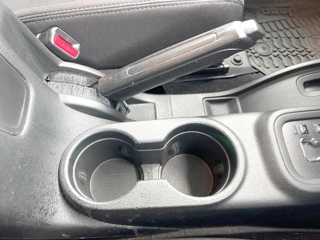 ジープ・ラングラーアンリミテッド スポーツ　Ｐａｎａｓｏｎｉｃ製ナビ　バックカメラ　クルーズコントロール　サイドカメラ　オートエアコン　純正１８インチアルミホイール　ブラックハードトップ　サイドステップ　ＥＴＣ　禁煙車（44枚目）