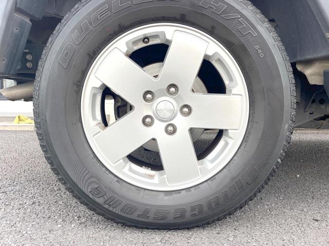 ジープ・ラングラーアンリミテッド スポーツ　Ｐａｎａｓｏｎｉｃ製ナビ　バックカメラ　クルーズコントロール　サイドカメラ　オートエアコン　純正１８インチアルミホイール　ブラックハードトップ　サイドステップ　ＥＴＣ　禁煙車（51枚目）