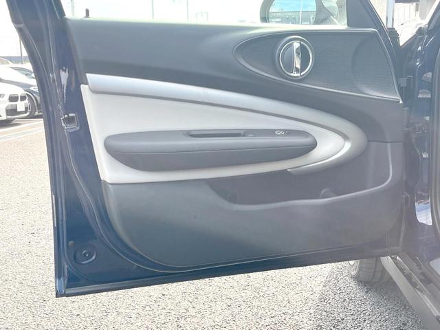 ＭＩＮＩ クーパーＳＤ　クラブマン　チリパッケージ　革シートセット　リアビューカメラ／パークディスタンスコントロール　純正ナビ　Ｂｌｕｅｔｏｏｔｈ　クルーズコントロール　白革　パワーシート　シートヒーター　ＬＥＤヘッド　ＥＴＣ　禁煙車（25枚目）