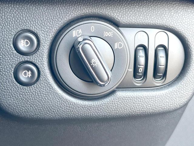 MINI クーパーD クラブマン 格子ステッチ入革シートセット LEDヘッド/フロントフォグランプ 純正ナビ パワーシート シートヒーター アダプティブクルーズコントロール 純正17インチAW コンフォートアクセス ETC 禁煙車(27枚目)