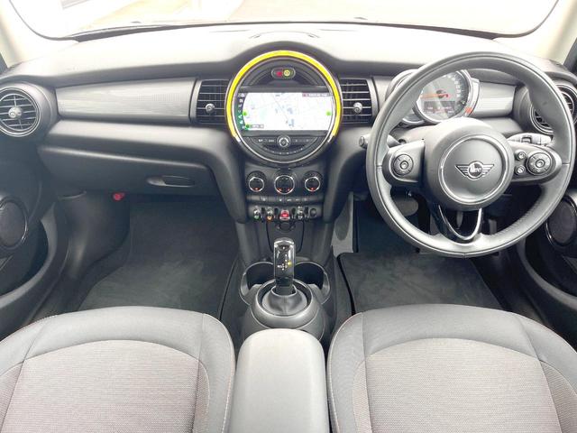 ＭＩＮＩ クーパーＤ　５ドア　１オーナー　カメラ／パーキングアシストＰＫＧ　ペッパーＰＫＧ　ＯＰ１７インチアルミ　ＬＥＤヘッドライト／ユニオンジャックリアコンビネーションランプ　純正ナビ　リアビューカメラ　ＥＴＣ　禁煙車（2枚目）