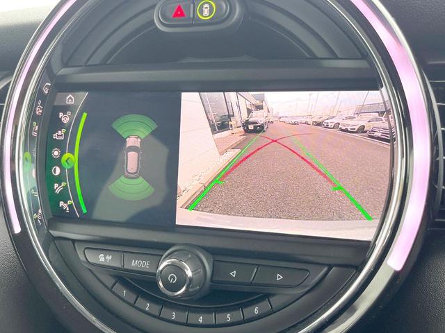 ＭＩＮＩ クーパーＤ　５ドア　１オーナー　カメラ／パーキングアシストＰＫＧ　ペッパーＰＫＧ　ＯＰ１７インチアルミ　ＬＥＤヘッドライト／ユニオンジャックリアコンビネーションランプ　純正ナビ　リアビューカメラ　ＥＴＣ　禁煙車（5枚目）