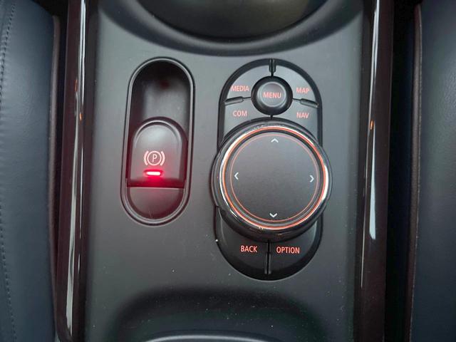 MINI クーパーS クラブマン 格子ステッチ入革シートセット ペッパーPKG 純正ナビ フルセグ バックカメラ パークディスタンスコントロール アクティブクルコン パワーシート シートヒーター 純正17インチAW ETC 禁煙車(37枚目)