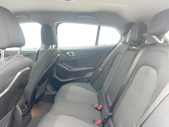 1シリーズ 118d インディビジュアル・エディション 180台限定車 専用ボディ色 AppleCarPlay 純正ナビ バックカメラ アクティブクルコン パワーバックドア パワーシート コンフォートアクセス 純正17インチAW ETC 禁煙車(10枚目)