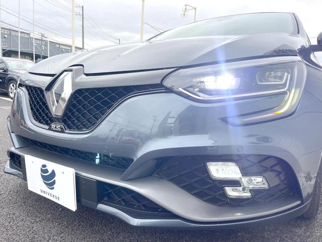 ●ＬＥＤヘッドライト：夜間走行時も良好な視界を確保し安心して運転できる高輝度ＬＥＤヘッドライトを装備！点灯速度が早く、消費電力も抑えられています。