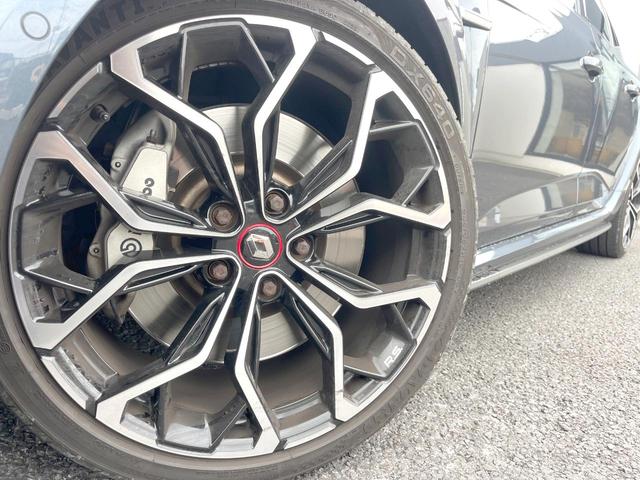 ●純正１９インチアルミホイール：輸入車ならではの卓越した走りを支えるホイールと足回りです！日本車の走りに慣れている方にもぜひ体感して頂きたいほど、高いレベルでまとまっています！