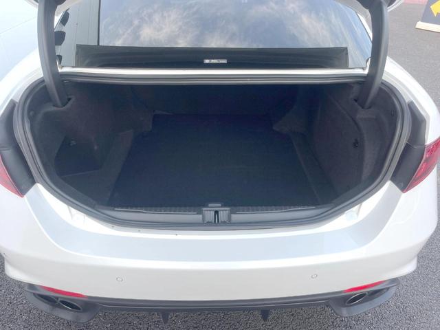 ジュリア クアドリフォリオ 510PS harmankardonサウンド APPLECARPLAY リアビューカメラ パワーシート シートヒーター アダプティブクルコン HIDヘッドライト 純正19インチアルミ ETC 禁煙(11枚目)