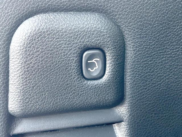 ジープ・グランドチェロキー Ｓモデル　特別仕様車　サンルーフ　純正ナビＴＶ　バックカメラ　アダプティブクルーズ　ブレーキアシスト　ブラインドスポット　車線逸脱警報　全席シートヒーター　デュアルダークマフラー　電動リア　純正２０インチアルミ（7枚目）