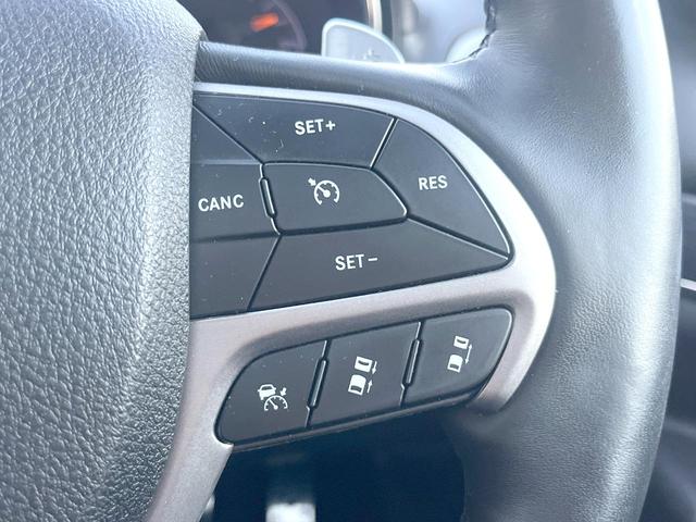 ジープ・グランドチェロキー Ｓモデル　特別仕様車　サンルーフ　純正ナビＴＶ　バックカメラ　アダプティブクルーズ　ブレーキアシスト　ブラインドスポット　車線逸脱警報　全席シートヒーター　デュアルダークマフラー　電動リア　純正２０インチアルミ（8枚目）