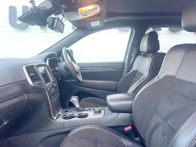 ジープ・グランドチェロキー Ｓモデル　特別仕様車　サンルーフ　純正ナビＴＶ　バックカメラ　アダプティブクルーズ　ブレーキアシスト　ブラインドスポット　車線逸脱警報　全席シートヒーター　デュアルダークマフラー　電動リア　純正２０インチアルミ（9枚目）