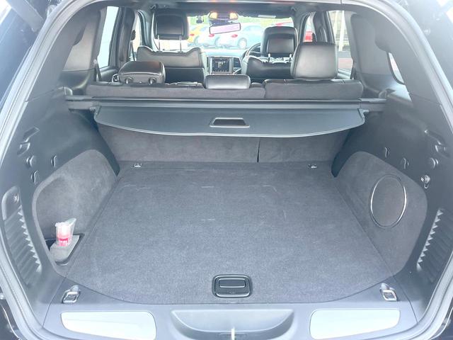 ジープ・グランドチェロキー Ｓモデル　特別仕様車　サンルーフ　純正ナビＴＶ　バックカメラ　アダプティブクルーズ　ブレーキアシスト　ブラインドスポット　車線逸脱警報　全席シートヒーター　デュアルダークマフラー　電動リア　純正２０インチアルミ（12枚目）